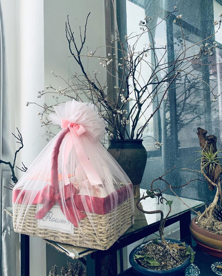 榮大候車(chē)亭送女神們的禮物