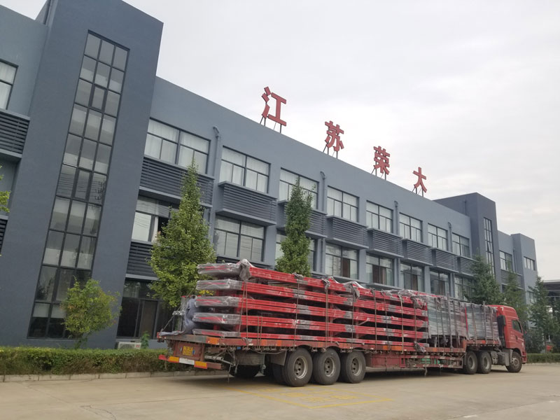 榮大候車(chē)亭廠家發(fā)往山東紅色公交候車(chē)亭發(fā)貨